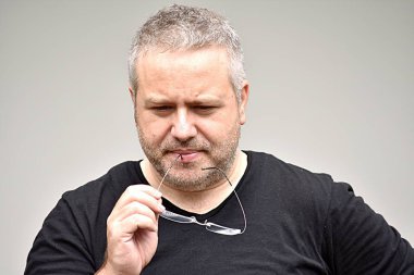 Kilolu yetişkin erkek gözlük takan düşünme