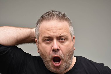 Endişeli şişman kişi