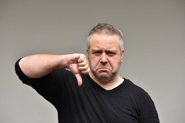 Başparmak aşağı olmayan bir erkek