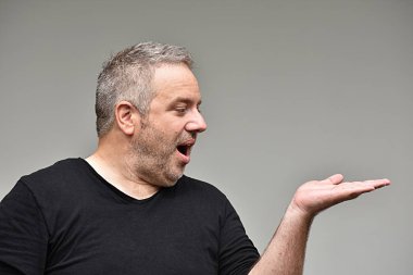 Tıraşsız beyaz erkek poz