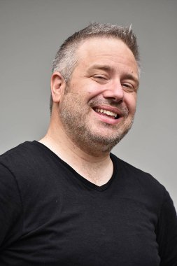 Şişman erkek gülümseyen