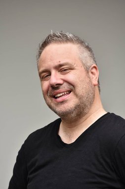 Beyaz erkek gülümseyen