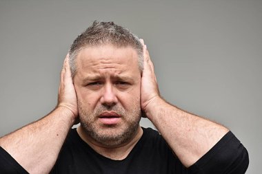 Beyaz erkek ve sessizlik