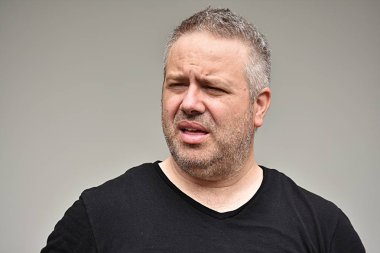 Beyaz kişi karıştı