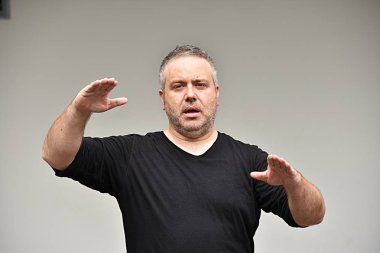 Yetişkin erkek bir heykel gibi duran