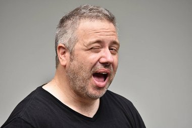 Beyaz erkek göz kırpıyor