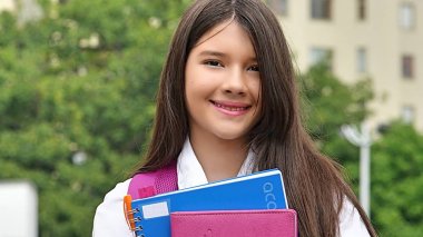 mutlu kız öğrenci