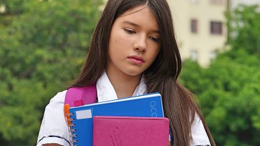 Üzgün azınlık kız öğrenci