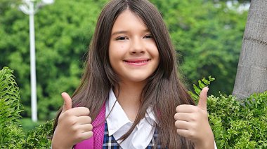 Başparmak yukarıya ile Latina kız öğrenci