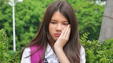 Katolik kız öğrenci ve üzüntü