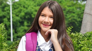 Merak Katolik kız öğrenci