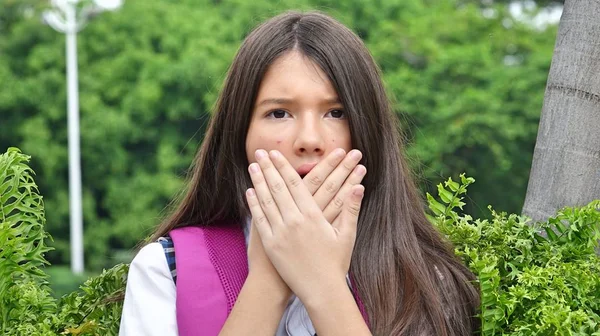 Geschrokken Hispanic vrouwelijke Student — Stockfoto