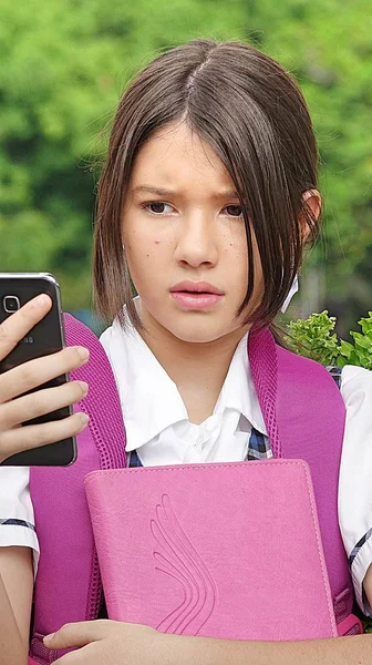 Latina diáklány használ sejt telefon és boldogtalan — Stock Fotó