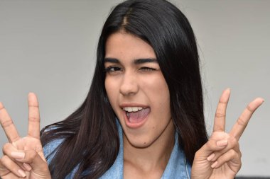 Kadın ve barış işareti