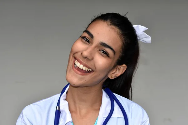 S úsměvem hispánský ženský lékař — Stock fotografie