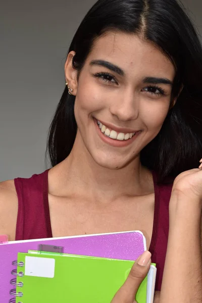 Sorridente giovane colombiana studentessa — Foto Stock