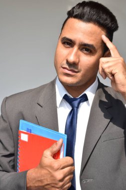 İspanyol erkek iş öğrenci ve düşünme