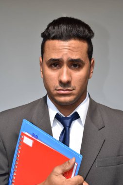 Ciddi bir Hispanik erkek iş öğrenci