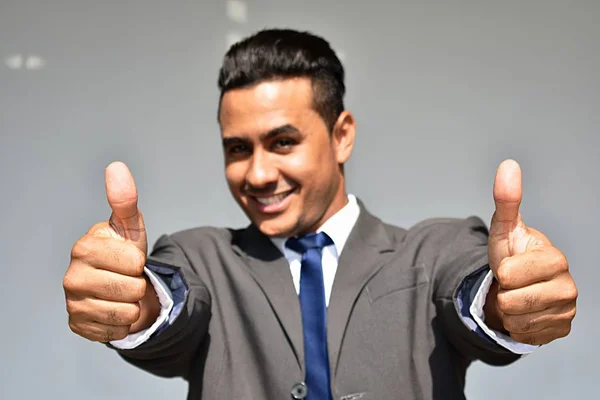 Hispânico homem de negócios com polegares para cima — Fotografia de Stock