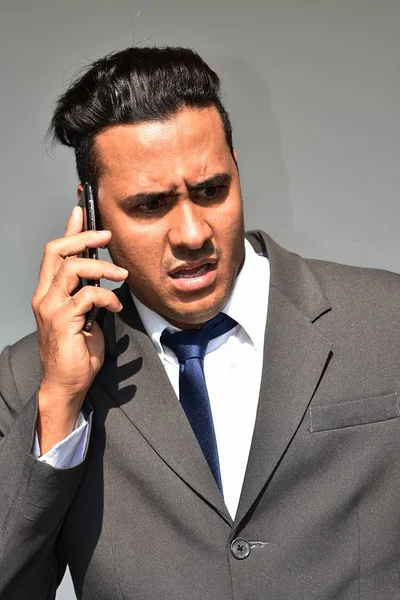 Hombre de negocios usando teléfono celular e infeliz —  Fotos de Stock