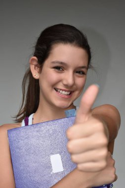Başparmakları havada kız öğrenci.