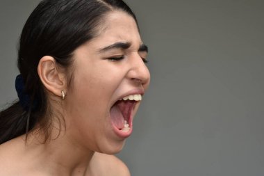 Sevimli Genç kız ve öfke