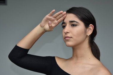 Kolombiyalı kadın selamlayan