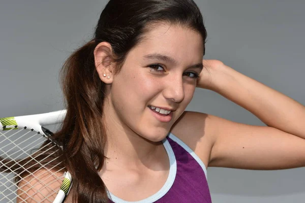 笑顔の幸せな十代女子テニス選手 — ストック写真