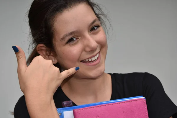 Chica estudiante usando teléfono celular y feliz — Foto de Stock
