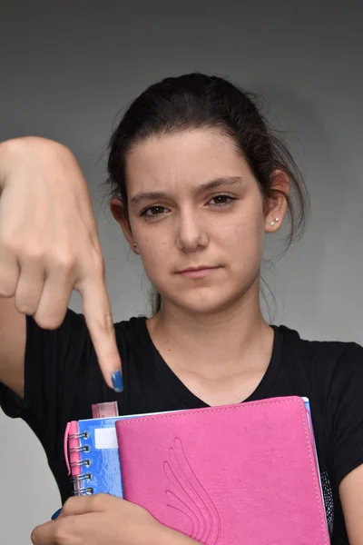 İşaret eden İspanyol kız öğrenci — Stok fotoğraf