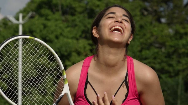 Веселая спортсменка-теннисистка — стоковое фото