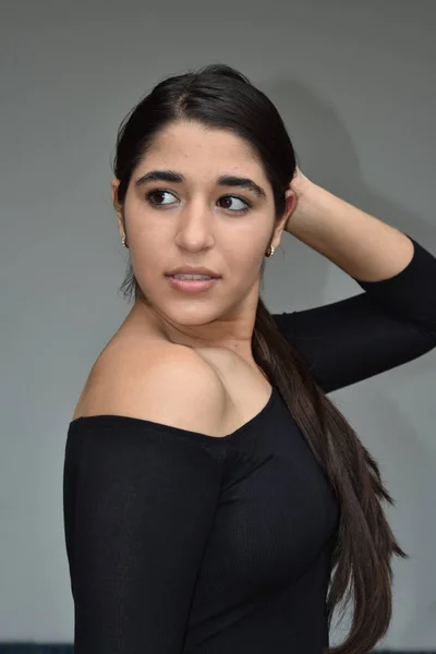 Latina vrouw poseren — Stockfoto