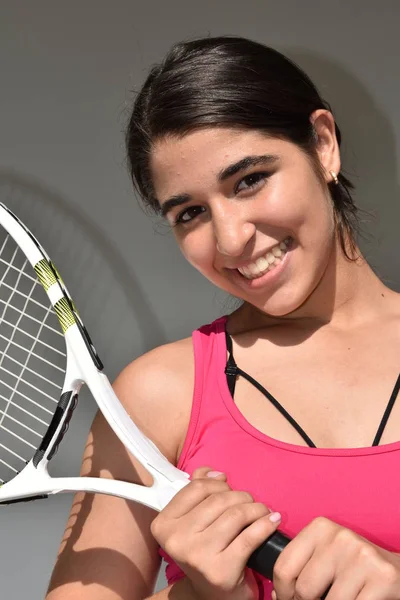 Erg blij meisje tiener tennisser — Stockfoto