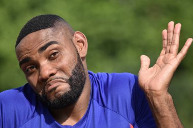 Kararsız Afro-Amerikan erkek atlet