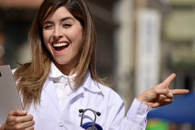 Sevimli erkek doktor ve laboratuar önlüğünü Pano ile giyiyor. barış işareti