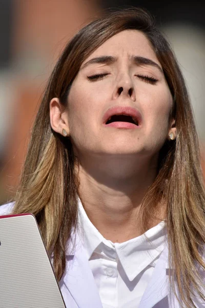 Carino stressato colombiano persona che indossa cappotto di laboratorio con appunti — Foto Stock