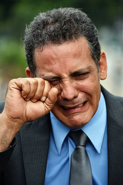 Молодой колумбийский бизнесмен плачет — стоковое фото