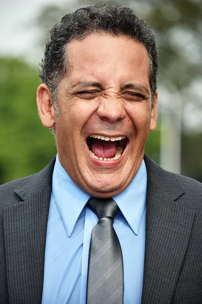 Üzleti ember nevetve viselt öltöny — Stock Fotó
