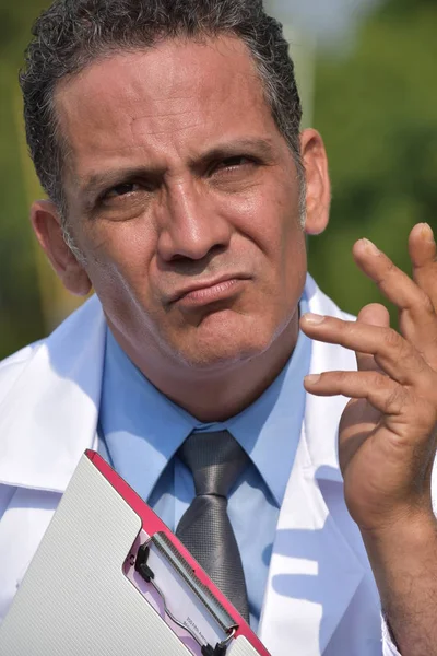 Confuso masculino médico profesional usando abrigo de laboratorio —  Fotos de Stock