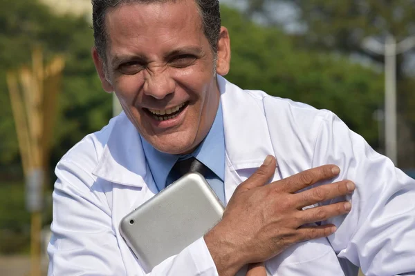 Latino maschio medico e felicità — Foto Stock