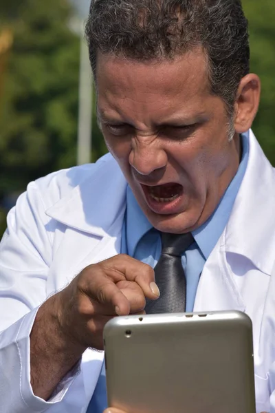 Muž hispánského lékař pomocí tabletu a vztek — Stock fotografie