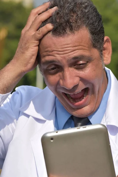 Homme médecin hispanique en utilisant la tablette et l'anxiété — Photo