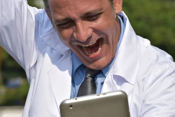 태블릿을 사용 하 여 행복 한 남성 히스패닉 의사 — 스톡 사진