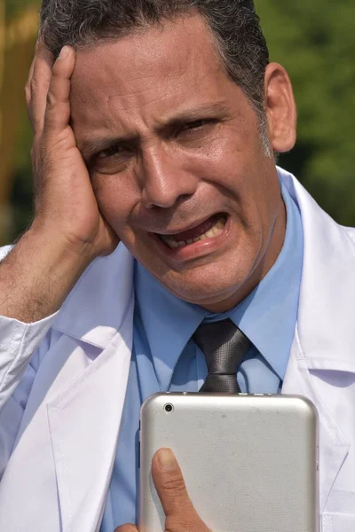 Lekarz mężczyzna pod wpływem stresu na sobie fartuch — Zdjęcie stockowe