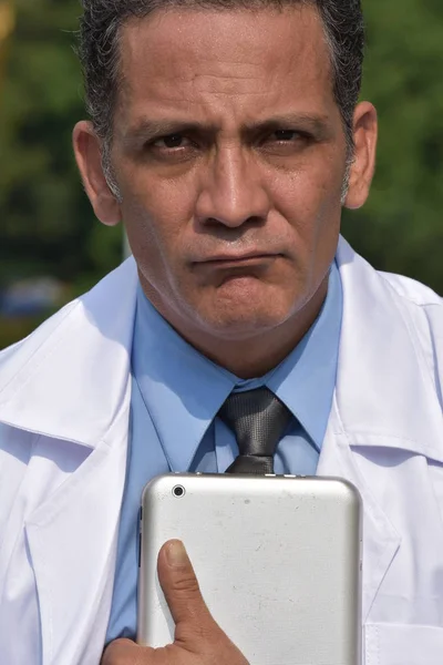 Ernstige mannelijke arts dragen laboratoriumjas — Stockfoto