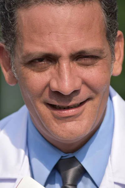 Усміхаючись красивий Колумбійський чоловік лікар носіння лабораторний халат — стокове фото