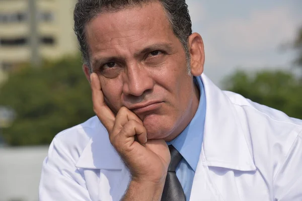 Stilig colombiansk manliga läkare beslutar bär labbrock — Stockfoto