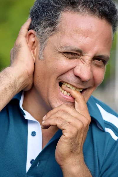 Verlegen volwassen mannetje — Stockfoto