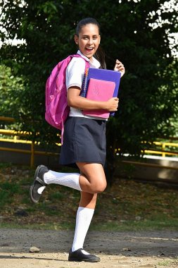 Eğlenceli kız öğrenci giyen üniforma