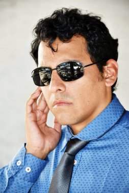 Çekici yakışıklı güvenlik görevlisi gözetim aracı